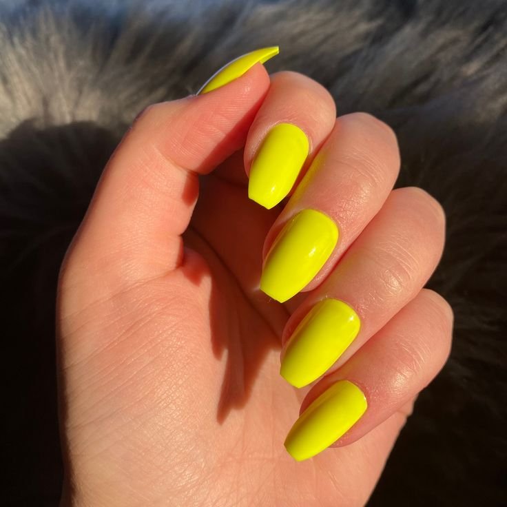 40 Hottest Summer Nails Ideas for 2023 - Neon Green