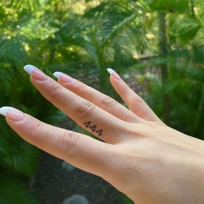 75+ Pretty Finger Tattoos Ideas