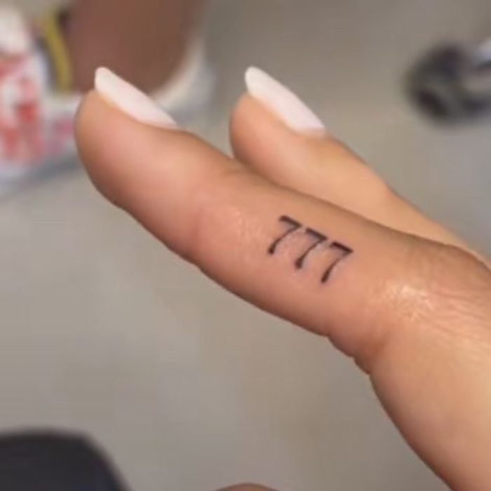 75+ Pretty Finger Tattoos Ideas