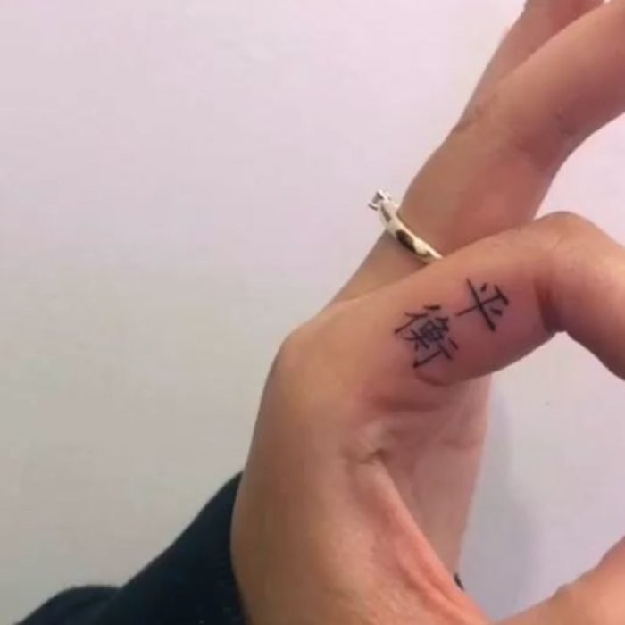 75+ Classy Pretty Finger Tattoos Ideas You’ll Love (1)